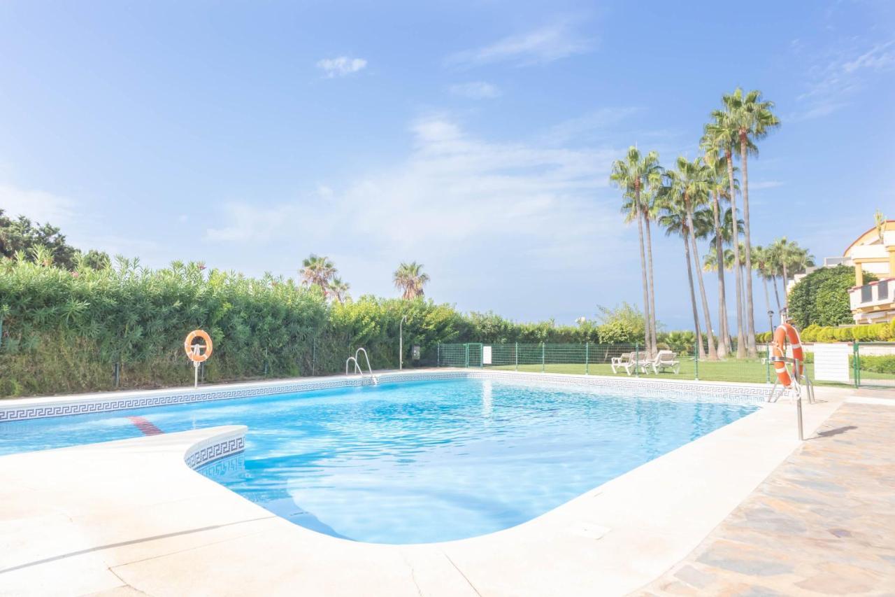 Apartemen Romana Playa Pool Paradise - Happy *