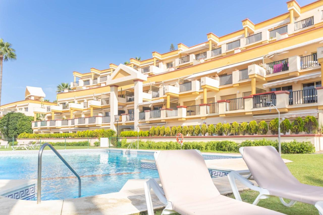 Apartemen Romana Playa Pool Paradise - Happy *